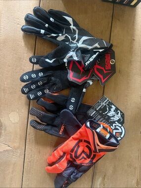 4 pair Moose Racing riding gloves. MX ATV   Dirtbike


Retail is $32.95 each
